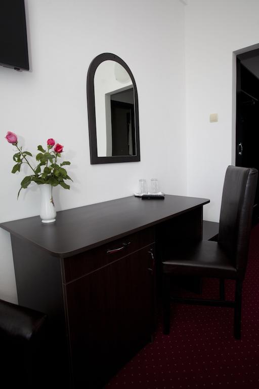 Hotel Terra Орадеа Екстериор снимка