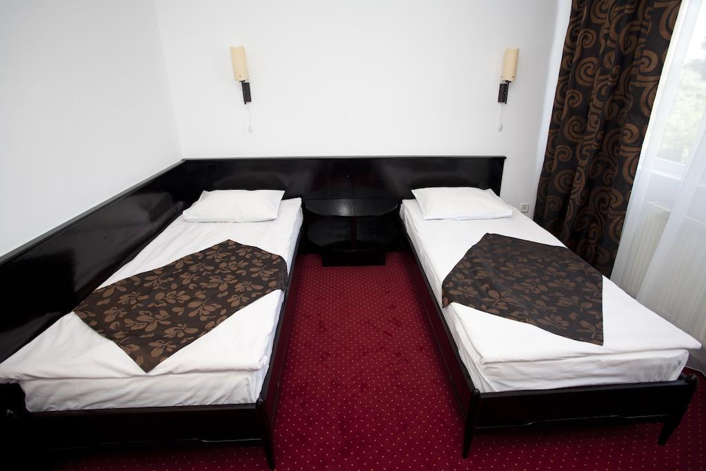 Hotel Terra Орадеа Екстериор снимка