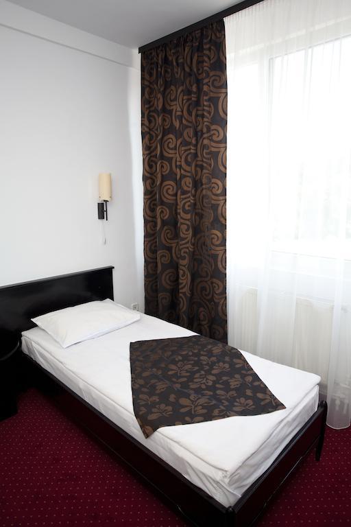 Hotel Terra Орадеа Екстериор снимка