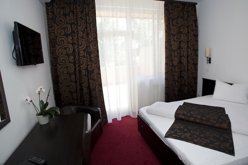 Hotel Terra Орадеа Екстериор снимка