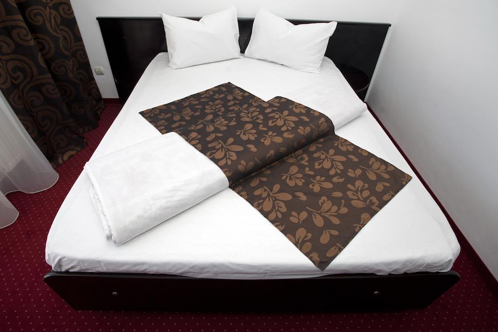 Hotel Terra Орадеа Екстериор снимка