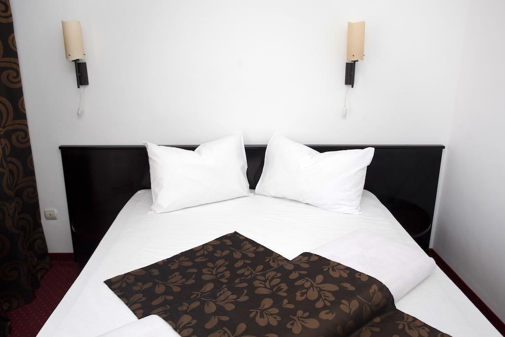 Hotel Terra Орадеа Екстериор снимка