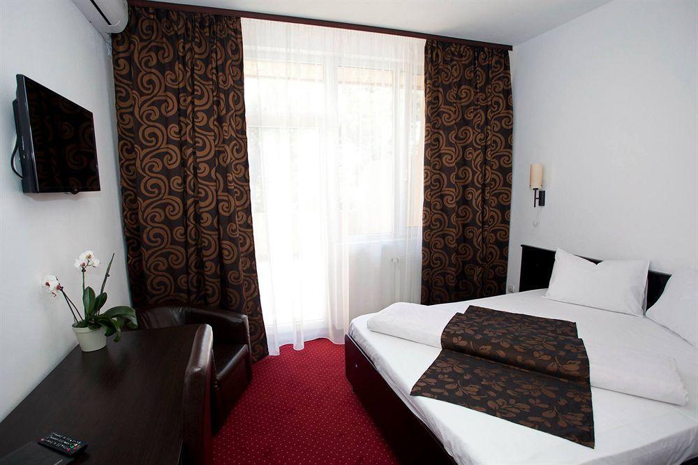 Hotel Terra Орадеа Екстериор снимка