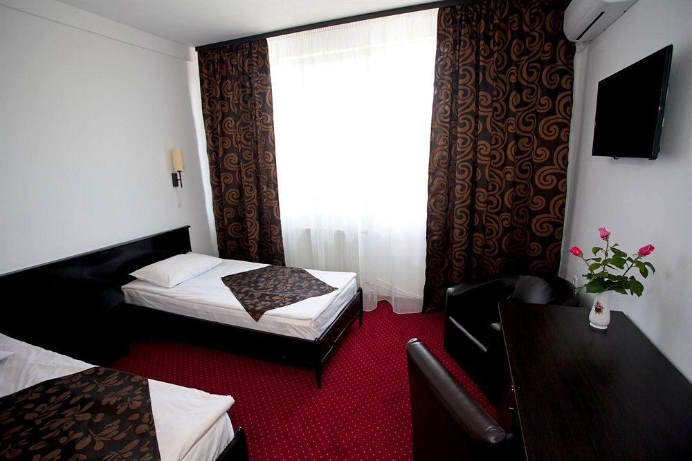 Hotel Terra Орадеа Екстериор снимка