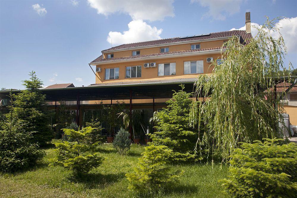 Hotel Terra Орадеа Екстериор снимка
