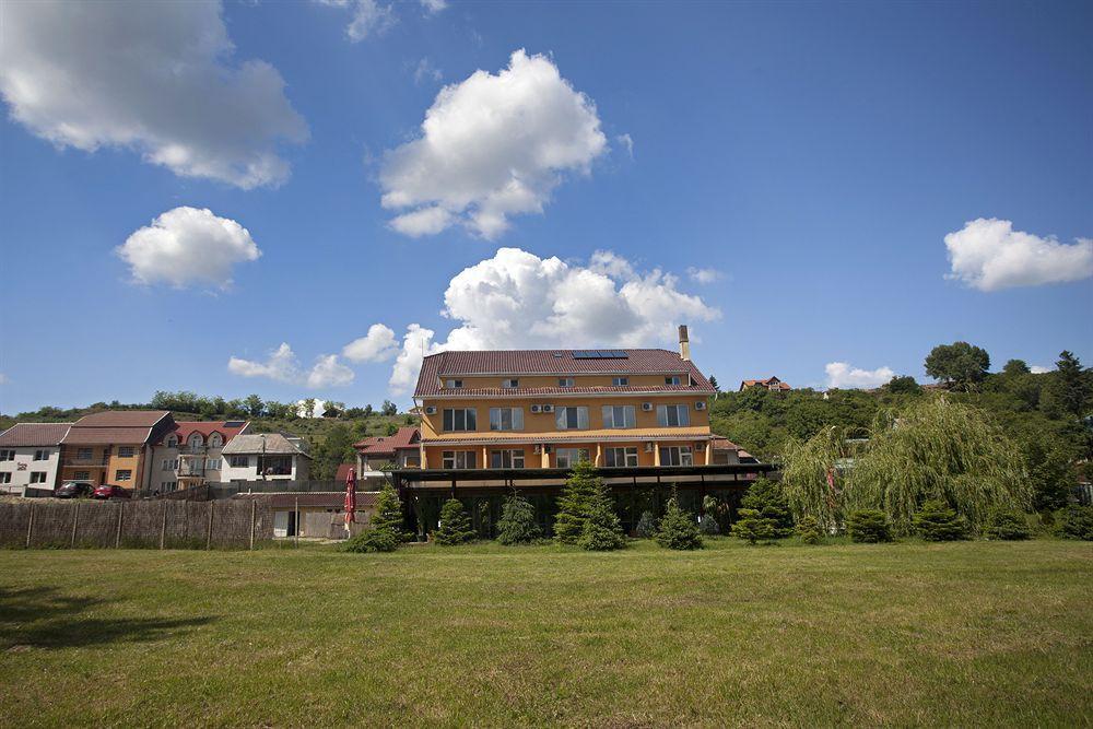 Hotel Terra Орадеа Екстериор снимка
