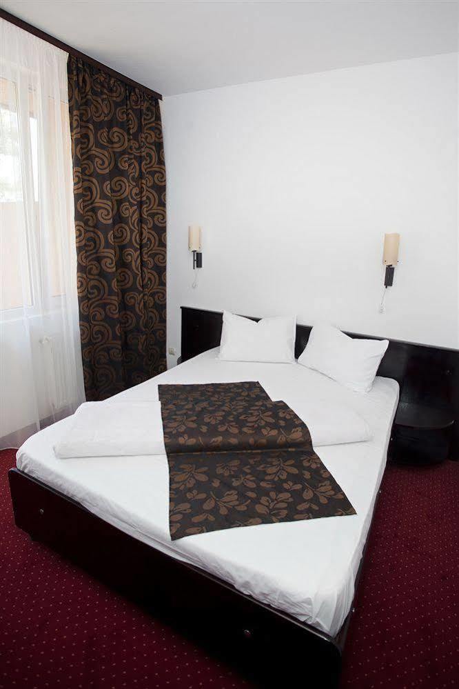 Hotel Terra Орадеа Екстериор снимка