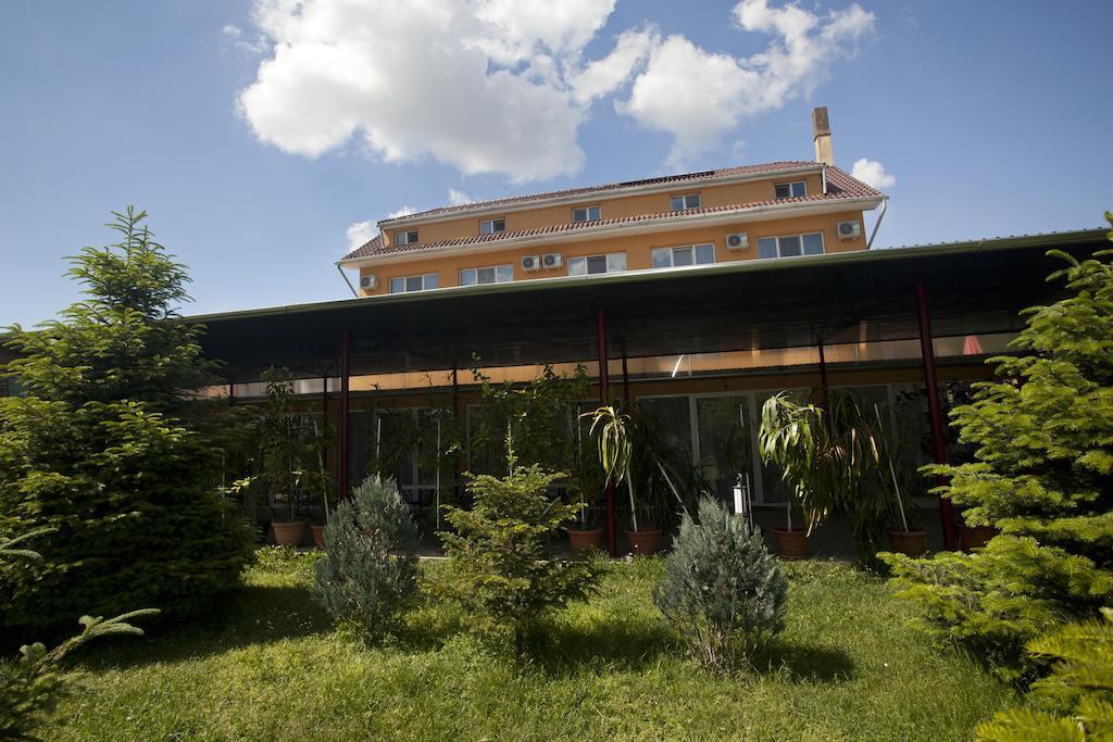 Hotel Terra Орадеа Екстериор снимка