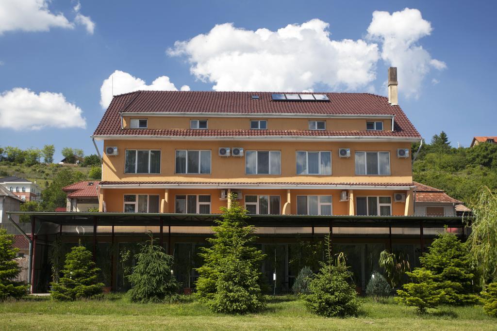 Hotel Terra Орадеа Екстериор снимка