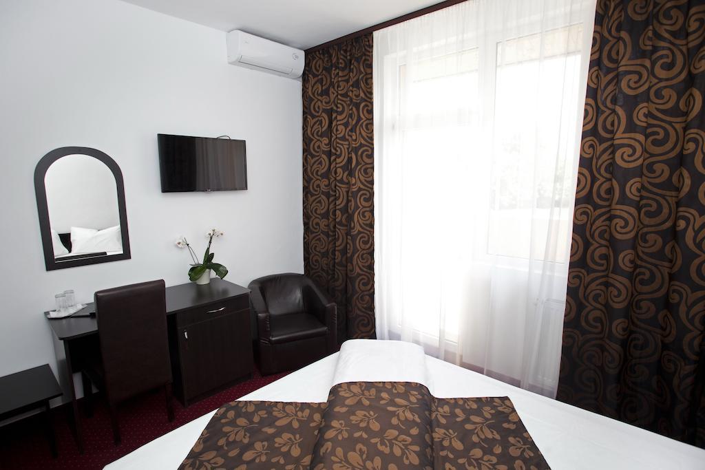 Hotel Terra Орадеа Екстериор снимка